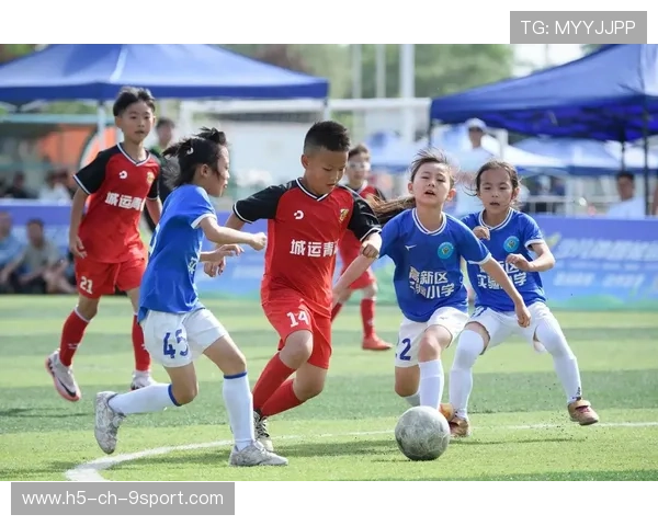 “青少年足球联赛火热进行，激发青年的运动热情”，青少年足球邀请赛